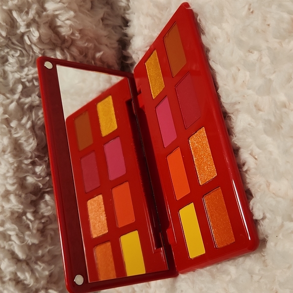 Caliente Artist Couture Eyeshadow Palette Brand New Never Used - Picture 3 of 5